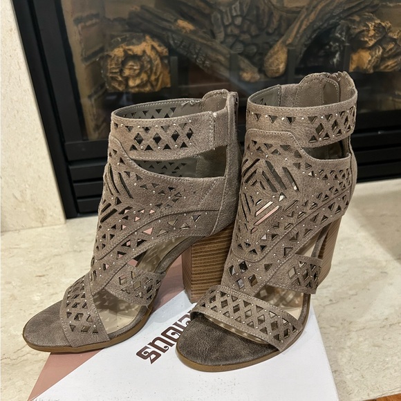 Fergalicious, size 6 heels - Picture 2 of 4